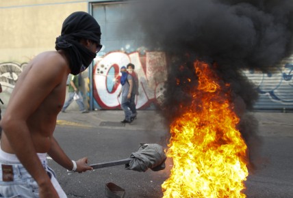 PROTESTAS Y CACEROLAZOS EN CARACAS MIENTRAS MADURO ES PROCLAMADO