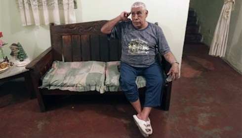 José Pastrano, de 71 años y firme chavista, fotografiado en su casa de Caracas el 30 de abril del 2013. Sus hijos JosÈ y Mauri est·n con la oposiciÛn. La polÌtica ha dividido a muchas familias venezolanas, en las que algunos miembros apoyan apasionadamente al gobierno chavista y otras se oponen con la misma determinaciÛn. (AP Photo/Ariana Cubillos)