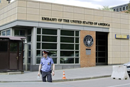 Un policía ruso se observa frente a la entrada de la embajada de Estados Unidos en Moscú, Rusia, el martes 14 de mayo de 2013.