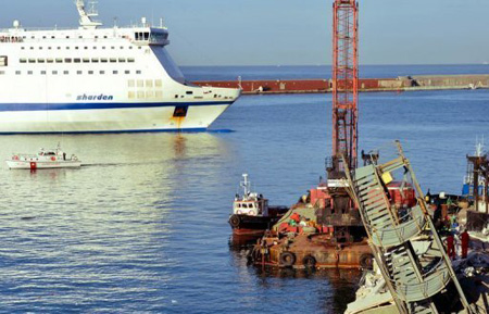 Siete personas murieron y dos resultaron desaparecidas en el violento choque el martes en la noche de un buque de carga contra la torre de de control de 45 metros del altura del puerto de Génova (norte de Italia)