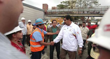 El Mandatario Nacional exhortó a su gabinete ministerial a gobernar desde las calles del país y no desde oficinas."No debemos alimentar el populismo y el clientelismo en el pueblo. La verdad siempre", pidió Nicolás Maduro Moros en un encuentro con trabajadores del Metro-Los Teques.