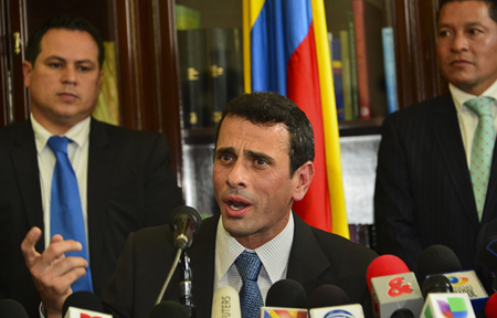 El gobernador de Miranda, Henrique Capriles, indicó tras su encuentro con congresistas en Bogotá, que en la reunión con el presidente colombiano, Juan Manuel Santos,  se trataron "todos los temas que atañen tanto a Colombia como a Venezuela, como la paz y la economía".