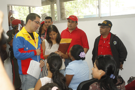 Acompañado de autoridades del municipio Plaza, el Vicepresidente hizo contacto con el público asistente al centro