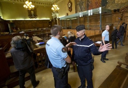 Dos policías hablan en la sala donde el terrorista venezolano Illich Ramírez, conocido como "Carlos el Chacal", estaba por comparecer el lunes 13 de mayo de 2013, en París. (Foto AP/Michel Euler)