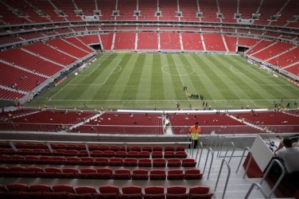 Foto del 26 de mayo de 2013 del estadio Mane Garrincha de Brasilia, que será usado en la Copa Confederaciones y el Mundial de 2014 en Brasil. (AP Photo/Eraldo Peres)