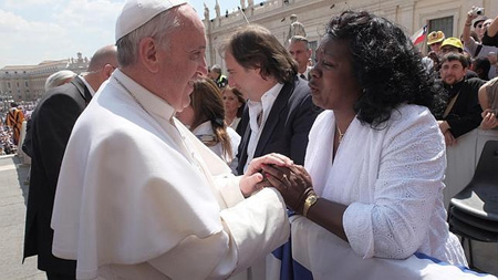 Al finalizar la Audiencia General de los miércoles en el Vaticano, el Papa Francisco saludó a la líder de las Damas de Blanco, Berta Soler 