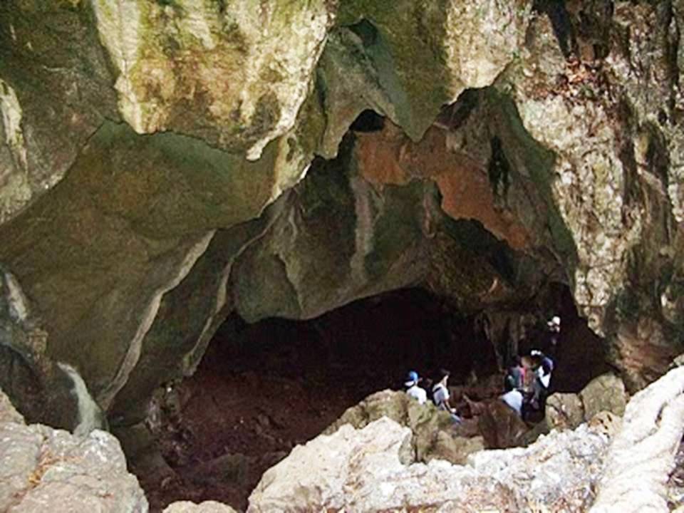 Las Cuevas de Mauricio son ricas en mármol y caliza, y durante varias varios años sufrieron de la explotación industrial