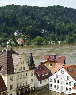 La localidad de Wehlen, Alemania, tras el desbordamiento del río Elba.