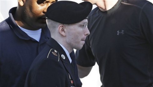 El soldado brasdley Manning es conducido a un tribunal en Fort Meade, Maryland, el 4 de junio del 2013 en su corte marcial acusado de entregar informaciÛn secreto a WikiLeaks (AP Foto/Patrick Semansky)