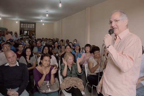 El alcalde metropolitano estuvo en una asamblea con vecinos de Catia