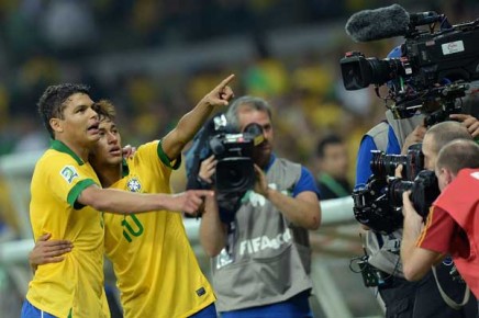 *Brazil's defender Thiago Silva (L) and forward Neymar point at the crowd--AFP PHOTO - VANDERLEI ALMEIDA