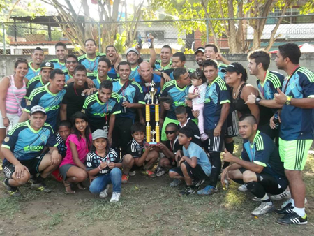 Eagle celebró el título del fútbol de Ruiz Pineda con sus seguidores