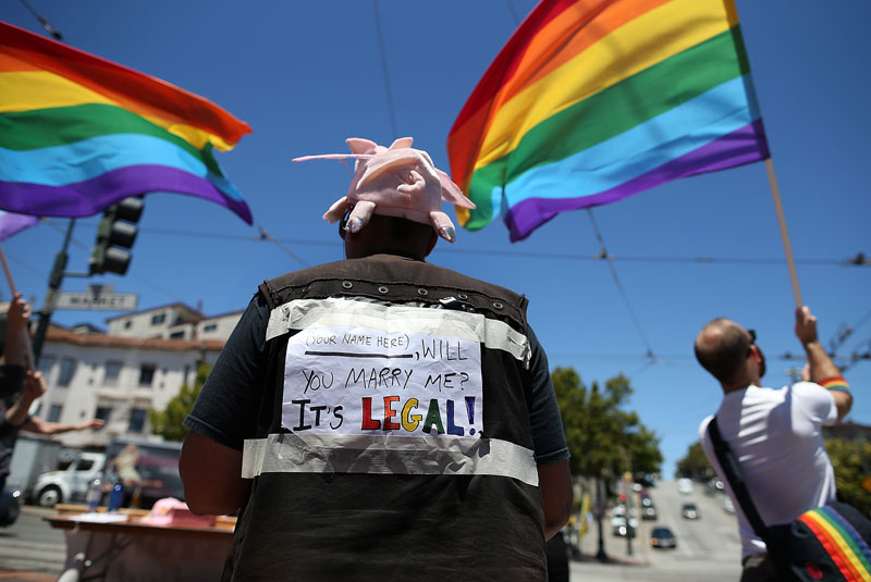 Con gritos y besos, y agitando las banderas con los colores del arco iris, que representan a lesbianas, homosexuales, bisexuales y transexuales (un grupo conocido por sus sigla en inglés LGBT), miles de personas celebraron en la capital lo decidido por la Corte . 