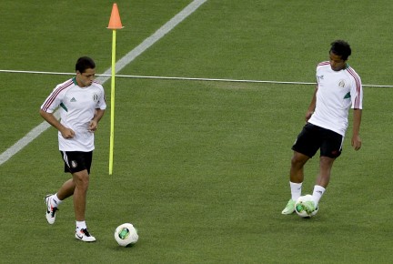 Mexico's Giovani Dos Santos, right, and Javier Hernandez control the ball during a training::AP Photo:Natacha Pisarenko