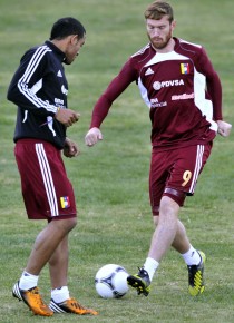 *Venezuela's national football team players Fernando Aristeguieta (R) and Tomas Rincon, take part in a training session in La Paz-AFP PHOTO - AIZAR RALDES