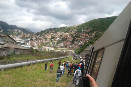 Los pasajeros desalojados del tren fueron guiados hasta la estación Ruiz Pineda por personal del Metro.