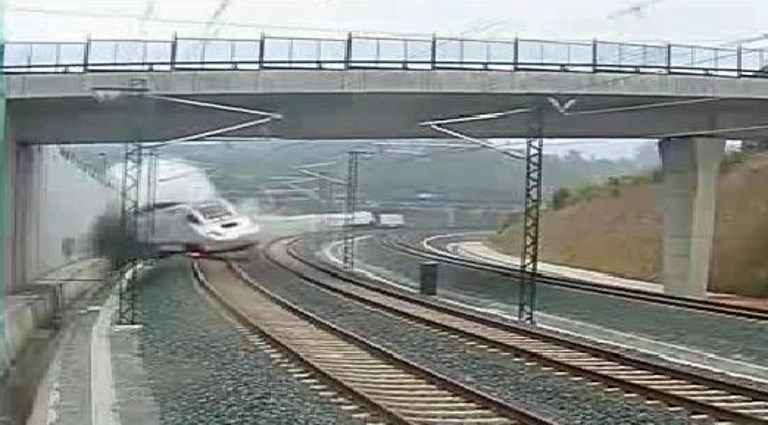 En la imagen se puede apreciar como el tren se sale de sus vías a una gran velocidad. Esta foto fue captada por las cámaras de seguridad
