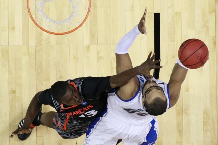 Creighton's Gregory Echenique, right, tries to get a shot past Cincinnati's Cheikh Mbodj::AP Photo:Matt Slocum