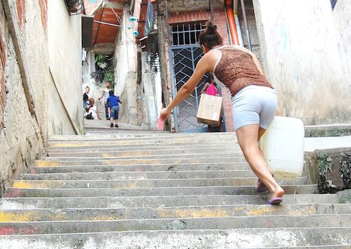 Vecinos cargan pipotes de agua para preparar comida y aseo personal 