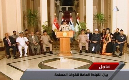 En un discurso televisado, en el que apareció rodeado de líderes militares, religiosos y figuras políticas, el general Abdel Fattah al-Sisi declaró el cese efectivo de Mursi