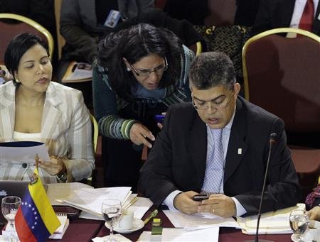 El canciller venezolano, Elías Jaua, revisa su teléfono durante una cumbre informal del Mercosur en Montevideo, el 11 de julio de 2013.