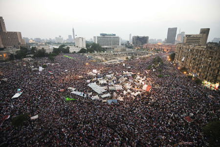 Tras el discurso del general Sisi, miles de manifestantes que se oponían a Mursi comenzaron a celebrar en la plaza Tahrir de El Cairo, gritando, haciendo ondear banderas y prendiendo fuegos artificiales. 