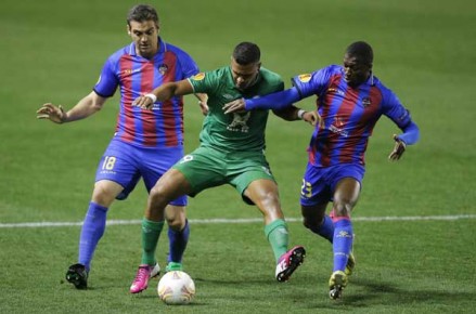 *Rubin Kazan's Venezuelan forward Salomon Rondon vies with Levante's defender Sergio Ballesteros and Levante's Senegalese midfielder Pape Diop--AFP PHOTO - JOSE JORDAN