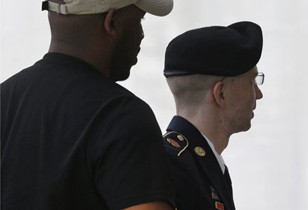 El soldado Bradley Manning (derecha) es escoltado a un tribunal en Fort Meade, Maryland, el lunes 29 de julio de 2013.