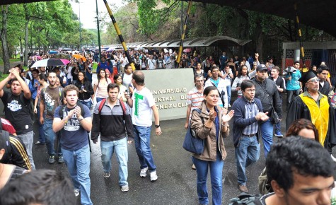 car16-profesores ny estudiantes realizaron el pupitrazo en ucv1