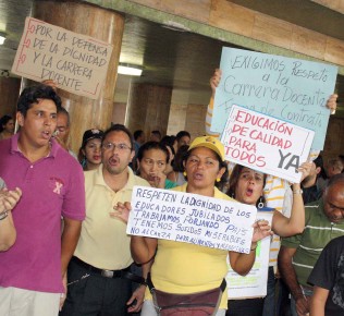 car2-protestaron maestros activos y jubilados en el ministerio del trabajo2