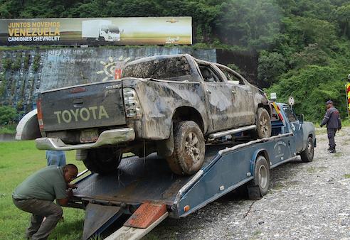  Milagrosamente ocupantes de esta Hilux  que volcara en Río Grande en Zamora. Foto: Jaime Manrique 