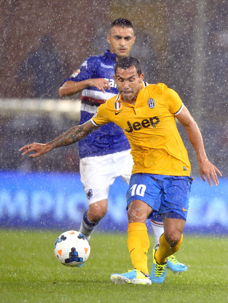 Juventus' Chilean foward Carlos Alberto Tevez (Front) fights for the ball with--AFP PHOTO - OLIVIER MORINweb