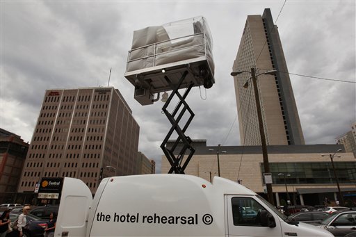 Una habitación hecha de aluminio y vinilo inflable reposa sobre un elevador de tijera montado en una camioneta en una exhibición promocional en Denver el miércoles 25 de julio de 2013. (Foto AP/Brennan Linsley)