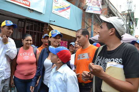 La candidata para la Alcaldía de Chacao Olga Titina Azuaje, realizó un recorrido por el barrio La Cruz de esta misma jurisdicción