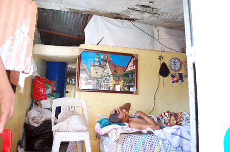  Ismael Jiménez se encuentra acostado en una cama que le ha provocado escaras, mientras que un infección de orina lo mantiene convaleciente / Fotos: Giovanni Martínez