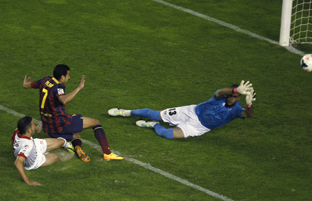 FC Barcelona's Pedro, top left, tackled by Nacho, bottom left, scores his goal facing Rayo Vallecano's--AP Photo-Andres Kudackiweb