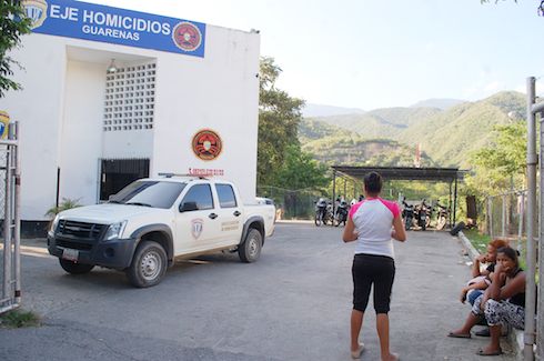 Familiares de Harry Marrugo esperan a las puertas del Eje de Homicidios Guarenas información sobre el cadáver.Foto: Giovanni Martínez 