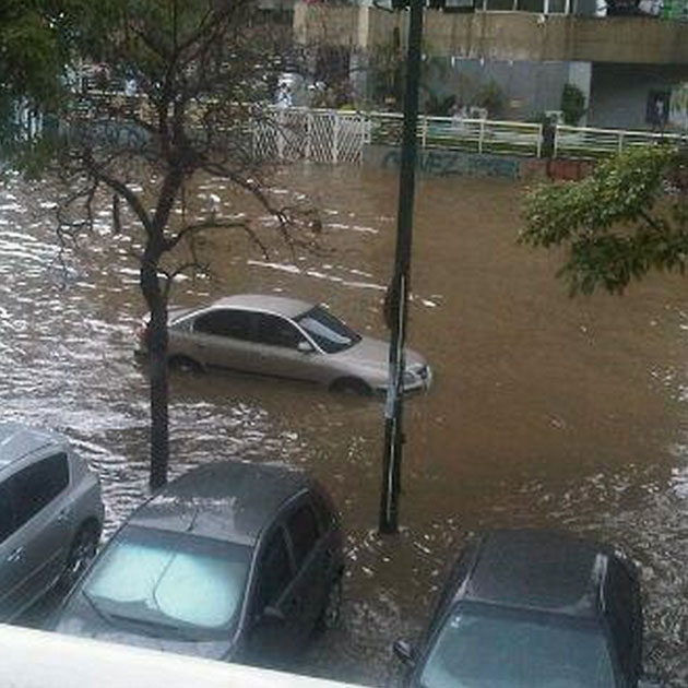 Avenida Francisco de Miranda a la altura de Los Dos Caminos. Foto: @anatelorza