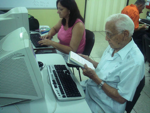 Todos los miércoles Oswaldo Figueroa se sienta en su computadora a aprender el manejo de este aparato tan importante en nuestra época