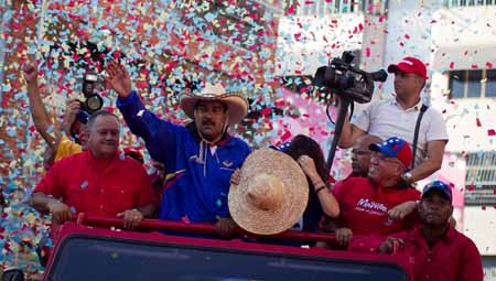 A Chávez, quienes están hoy en el poder, no lo respetan sino como una suerte de “comodín”, que aún ausente todavía resuena en las emociones de muchos