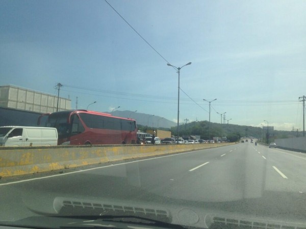 Autopista #GMA trancada sentido Caracas a la altura de la Villa del Cine por protesta.