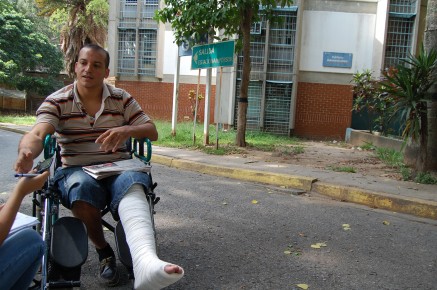 Luís Alberto Corrales ha recorrido tres centros de salud desde el mes de julio en la búsqueda de una operación que le devolvería la habilidad de caminar 