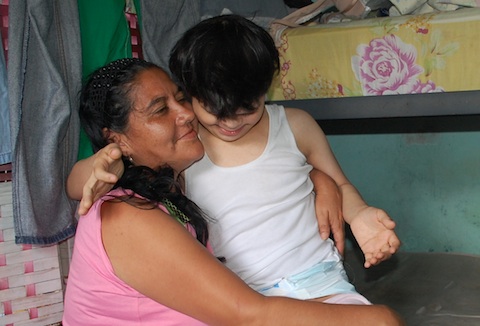 Pañales y medicinas son las principales necesidades de este niño especial 