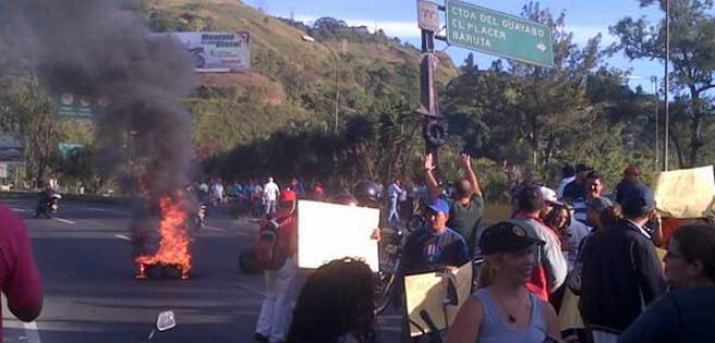  Por más de tres horas estuvo trancado paso Guarenas Caracas. Asimismo, en la bajada de Tazón las llamas marcaron protagonismo, al igual que el Tuy donde con la quema de cauchos y basura se vivieron momentos de tensión 