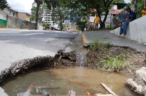 Comunidad de Palo Verde espera que autoridades reparen falla de tubería que lleva dos meses botando agua potable /Foto Giovanny Martinez/LaVoz