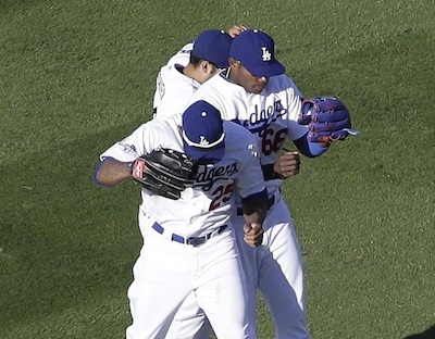 Puig celebra con sus compañeros, pega brincos, hace gestos. ¿Y? AP / Morry Gash