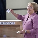 Descontados nulos y blancos, los sondeos indican que Bachelet, de 62 años, podría imponerse en primera vuelta, para lo cual necesita el 50% más uno de los votos. AFP