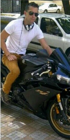 El nuevo novio de la animadora, posa en una moto. ¿Será esta dónde transportó a Kerly a tribunales? 