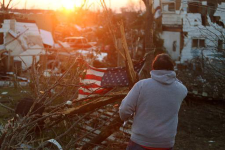 Una persona observa los daños en los edificios de Washington (Illinois) tras el paso de un tornado, el 18 de noviembre de 2013- AFP / TASOS KATOPODIS