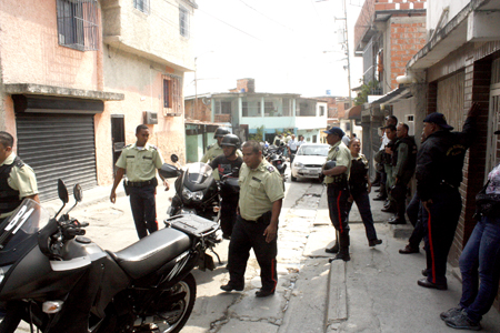  Comisiones de Poliplaza, Eje de Homicidios del Cicpc, Polimiranda y GNB, tomaron el sector Los Olivos del barrio Zulia donde se enfrentaron a tres robabusetas